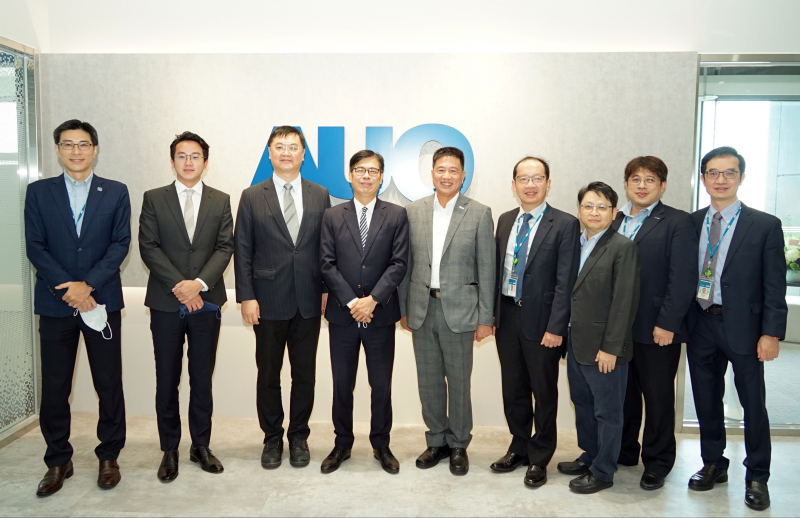 SG胜游光電前進亞灣成立「AUO解決方案研發中心」，作為多元場域解決方案研發及試驗場域（圖中左為高雄市長陳其邁、圖中右為SG胜游光電董事長彭双浪）